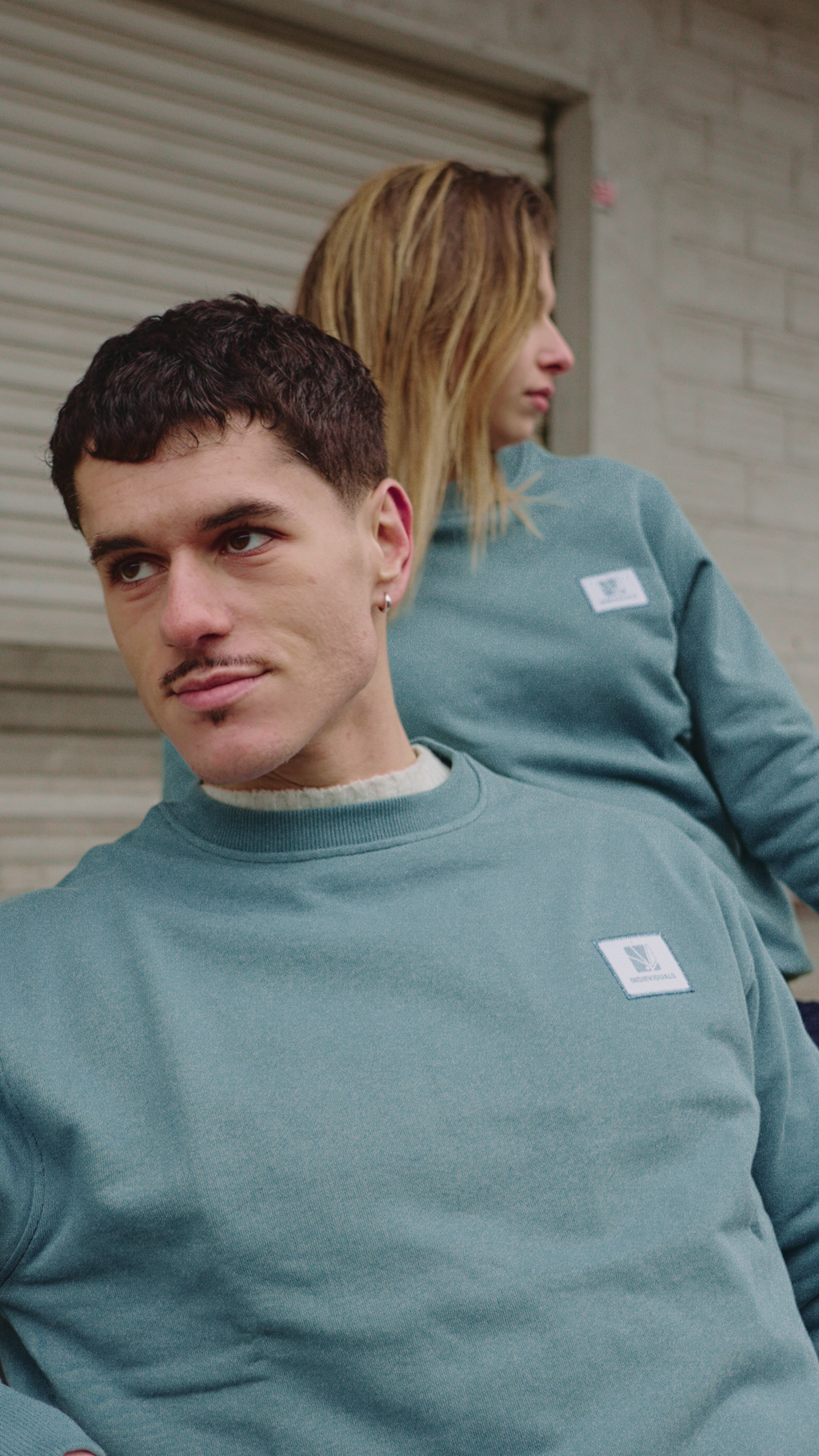 Détail du col rond renforcé sur sweat bleu en coton bio épais 450g