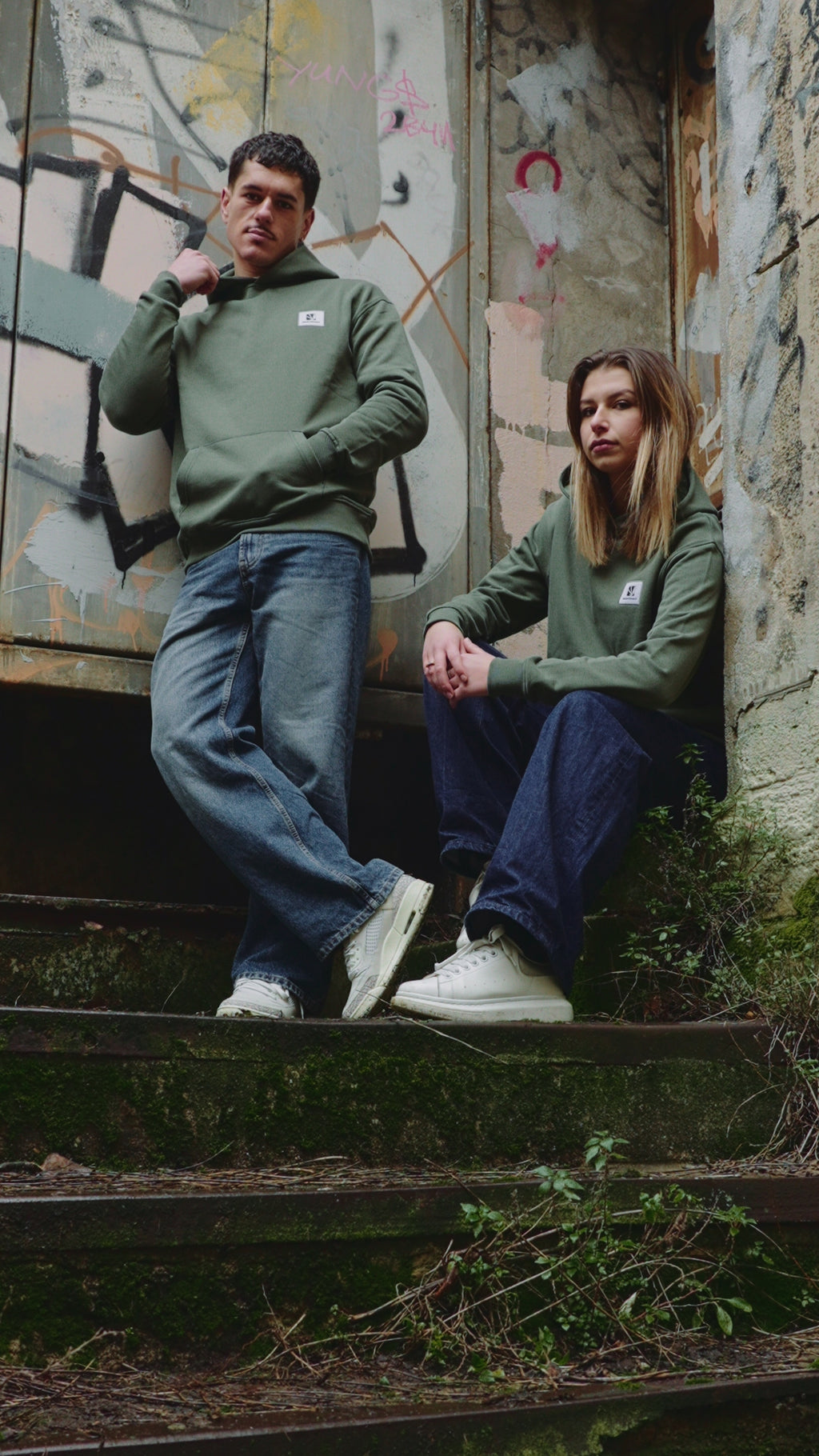 Duo portant le hoodie oversize vert en coton biologique premium Indieviduals