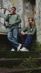 Duo portant le hoodie oversize vert en coton biologique premium Indieviduals