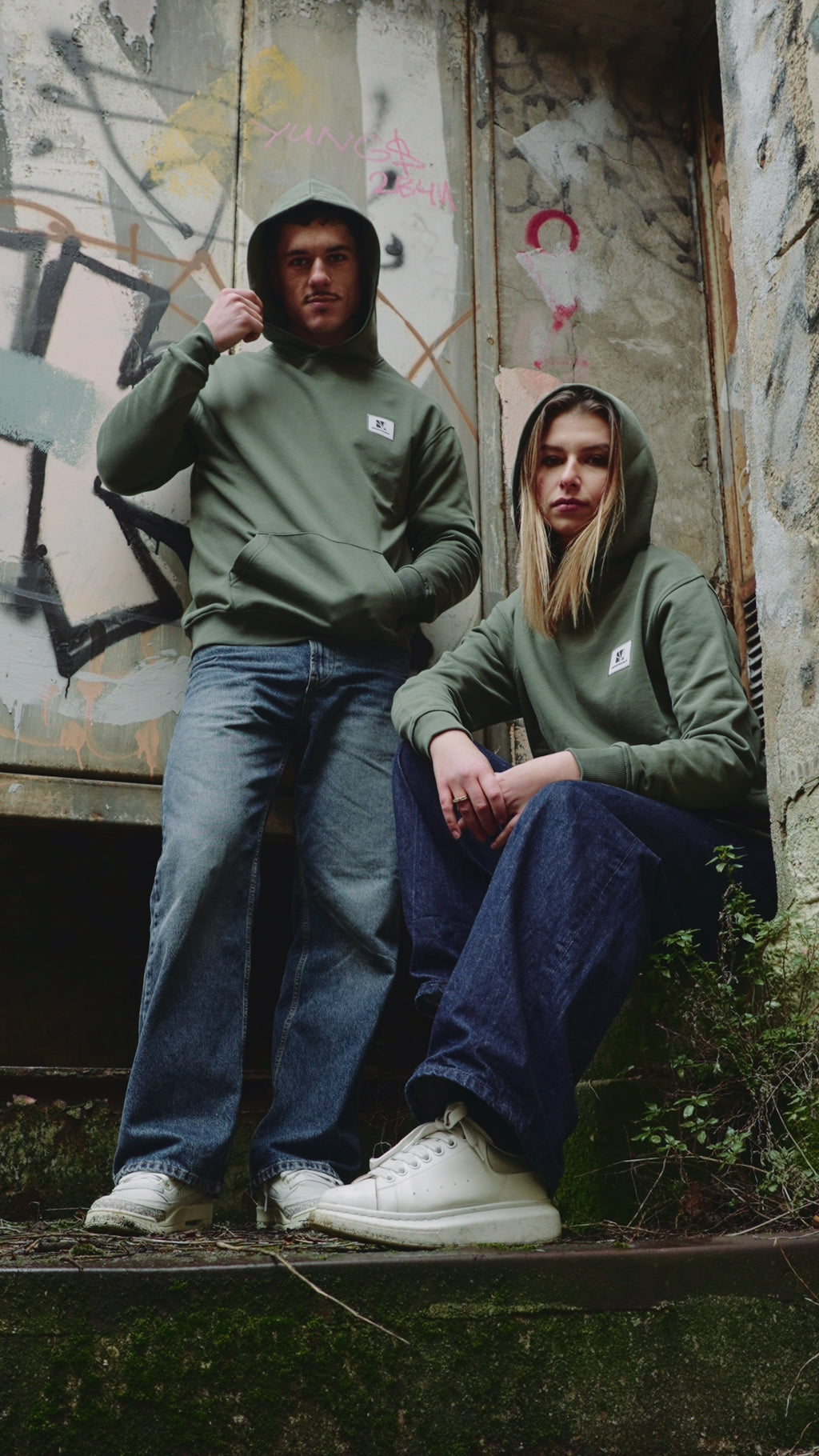 Hoodie vert éco-responsable avec capuche portée, coupe oversize premium en coton bio