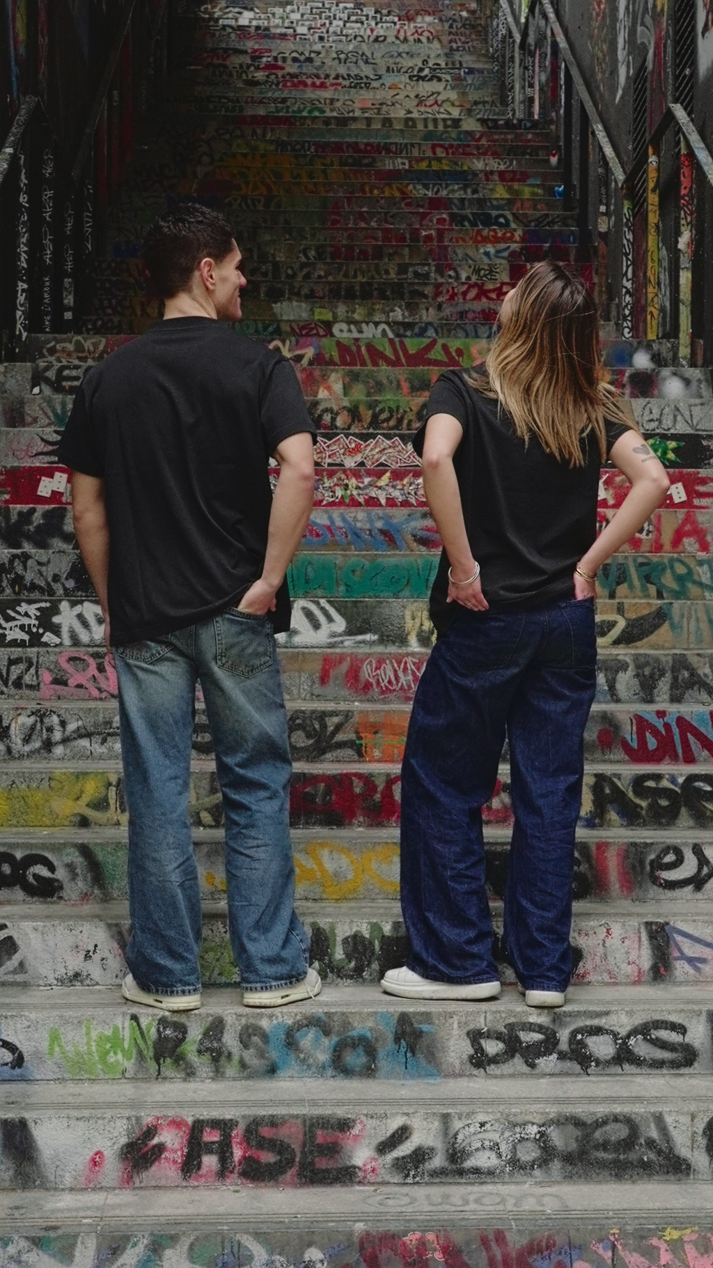 Silhouette streetwear avec le t-shirt noir large en coton bio porté par un homme et une femme