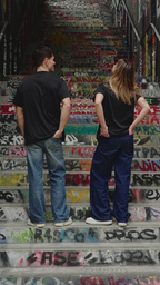 Silhouette streetwear avec le t-shirt noir large en coton bio porté par un homme et une femme