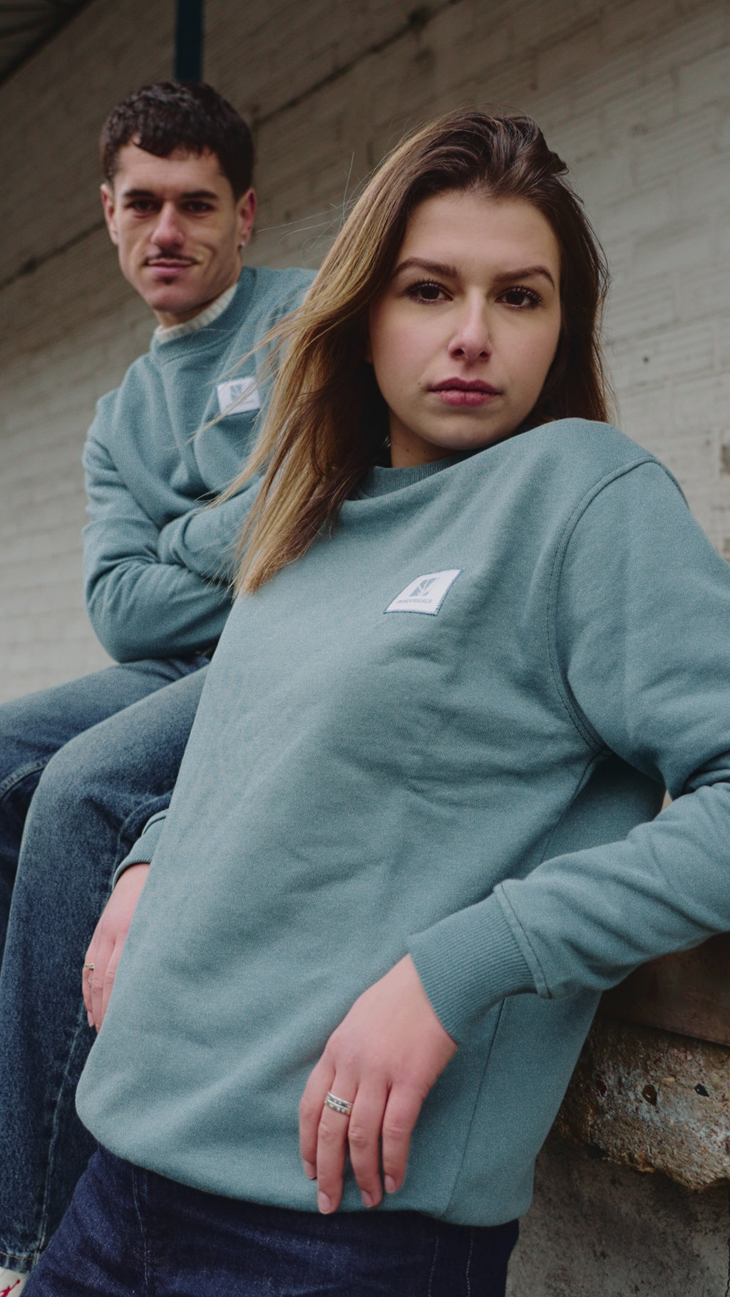 Look streetwear unisexe avec le sweat col rond bleu Indieviduals en coton bio porté par un homme et une femme
