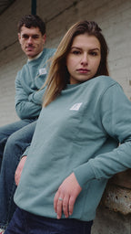 Look streetwear unisexe avec le sweat col rond bleu Indieviduals en coton bio porté par un homme et une femme
