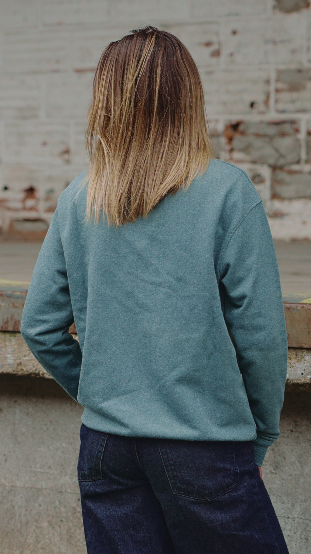 Détail coupe et finitions du sweat oversize bleu éco-responsable Indieviduals de dos