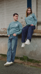 Photo de présentation du sweat col rond bleu "Basics" en coton biologique épais, coupe oversize unisexe par Indieviduals