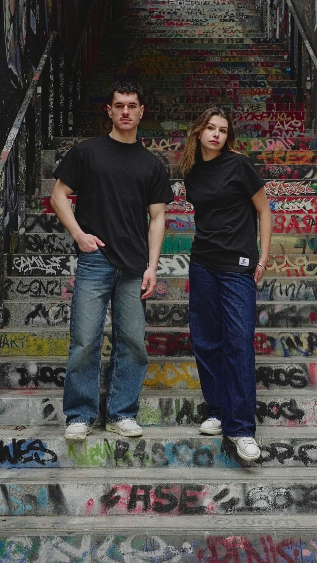 T-shirt noir oversize en coton biologique épais 240g Indieviduals de face