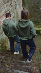 Coupe large et finitions de dos du hoodie oversize vert éco-responsable Indieviduals porté par un duo