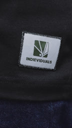 Détail du coton bio 240g et de l'étiquette brodée sur le t-shirt noir Basics
